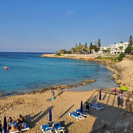 - Sleeps 6 Free Parking & Heated Pool *