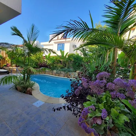 וילה Charming 3-bed In With Heated Pool