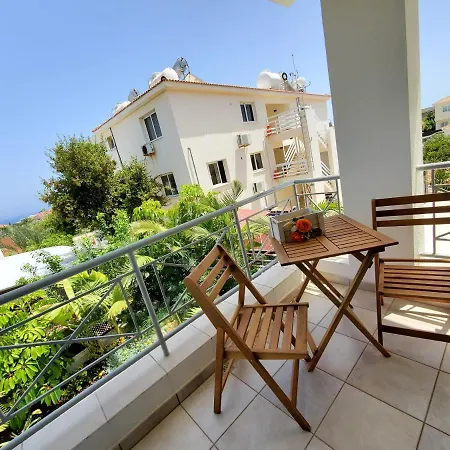 - Sleeps 6 Free Parking & Heated Pool *