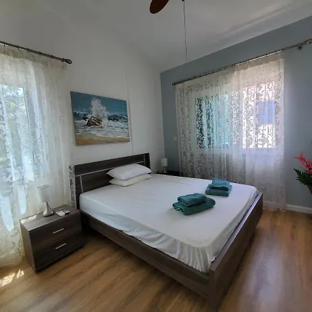 - Sleeps 6 Free Parking & Heated Pool *