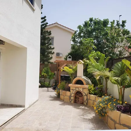 - Sleeps 6 Free Parking & Heated Pool