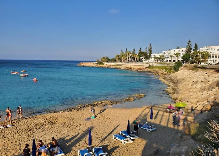 - Sleeps 6 Free Parking & Heated Pool *