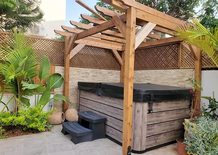 Vila - Sleeps 6 Free Parking & Heated Pool *