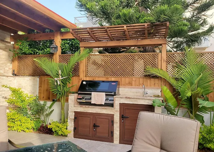 - Sleeps 6 Free Parking & Heated Pool