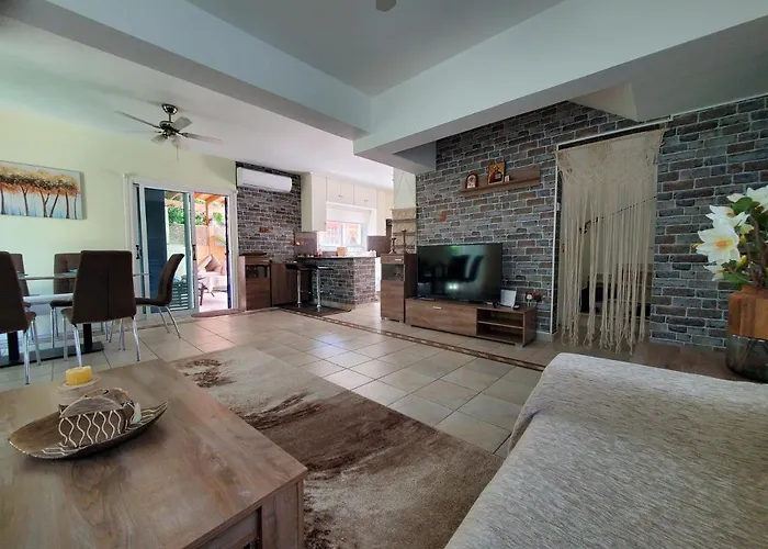 Vila - Sleeps 6 Free Parking & Heated Pool