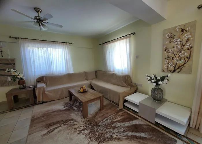 - Sleeps 6 Free Parking & Heated Pool *