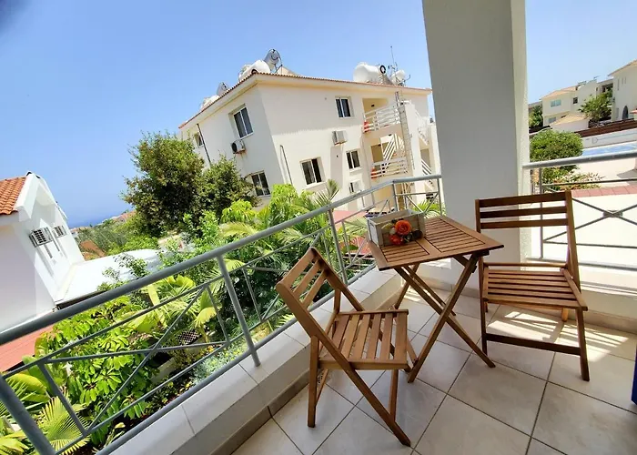 - Sleeps 6 Free Parking & Heated Pool *