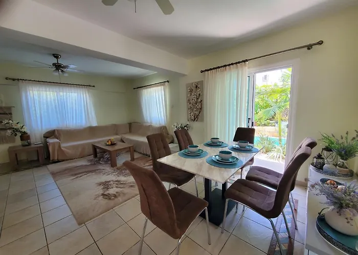 - Sleeps 6 Free Parking & Heated Pool * Protaras