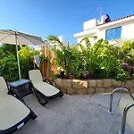 Villa - Sleeps 6 Free Parking & Heated Pool *