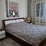 - Sleeps 6 Free Parking & Heated Pool