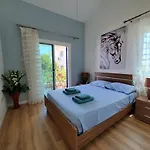 - Sleeps 6 Free Parking & Heated Pool