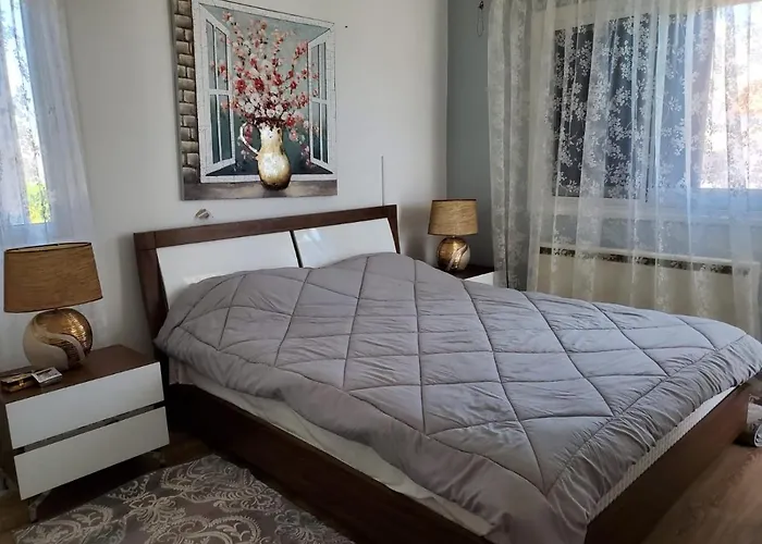 - Sleeps 6 Free Parking & Heated Pool