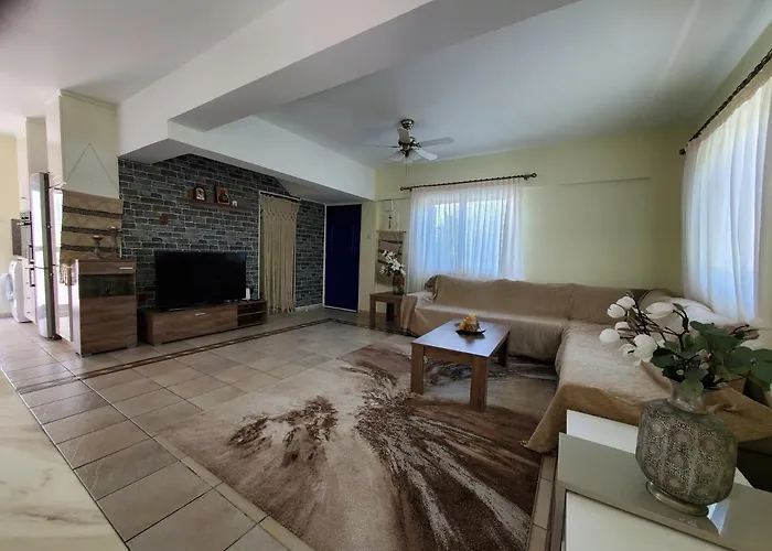 - Sleeps 6 Free Parking & Heated Pool