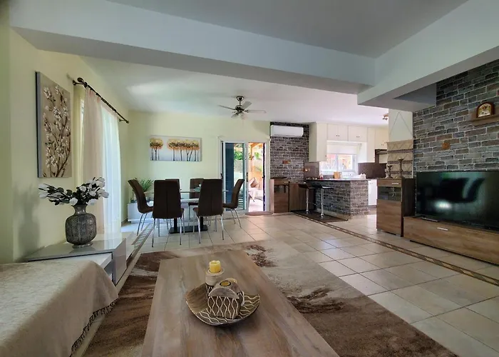 - Sleeps 6 Free Parking & Heated Pool فيلة بروتاراس