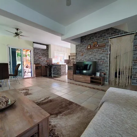 Villa Charming 3-bed In With Heated Pool