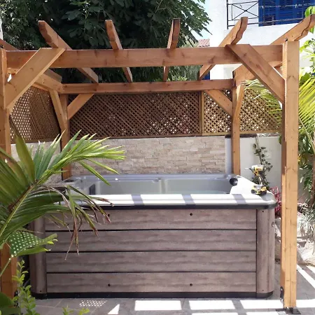 Βίλα - Sleeps 6 Free Parking & Heated Pool Πρωταράς