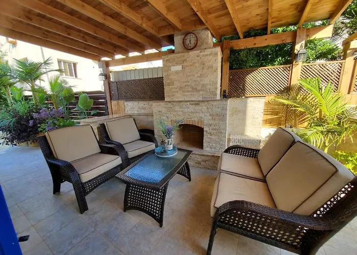 - Sleeps 6 Free Parking & Heated Pool Vilă Protaras