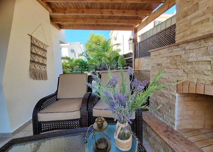 - Sleeps 6 Free Parking & Heated Pool Vilă