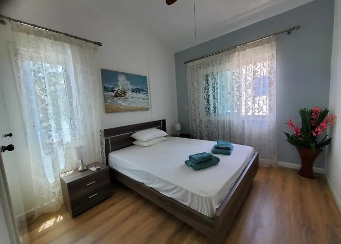 - Sleeps 6 Free Parking & Heated Pool *