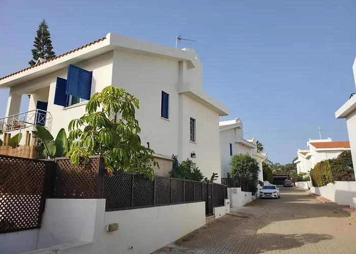 - Sleeps 6 Free Parking & Heated Pool * 프로타라스