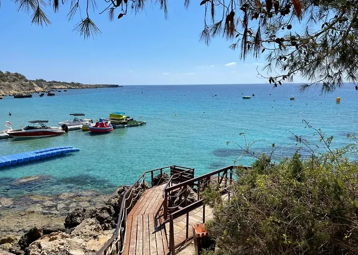 - Sleeps 6 Free Parking & Heated Pool * 프로타라스