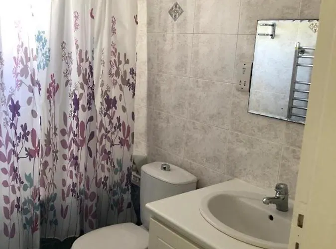 - Sleeps 6 Free Parking & Heated Pool *