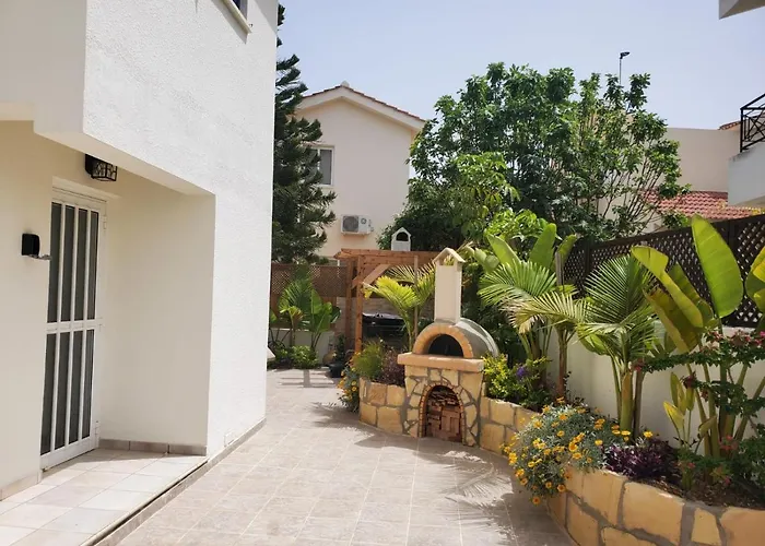 - Sleeps 6 Free Parking & Heated Pool