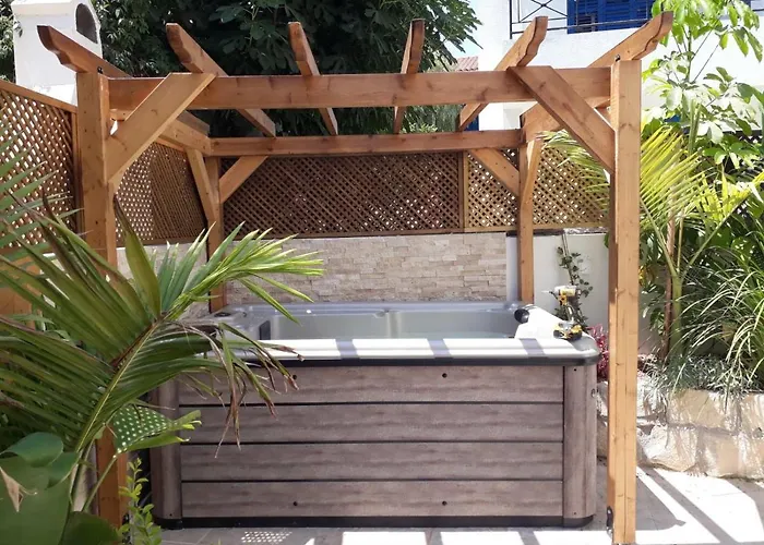 Vilă - Sleeps 6 Free Parking & Heated Pool Protaras