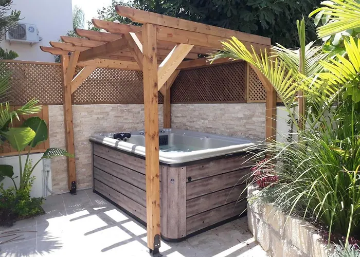 - Sleeps 6 Free Parking & Heated Pool 프로타라스