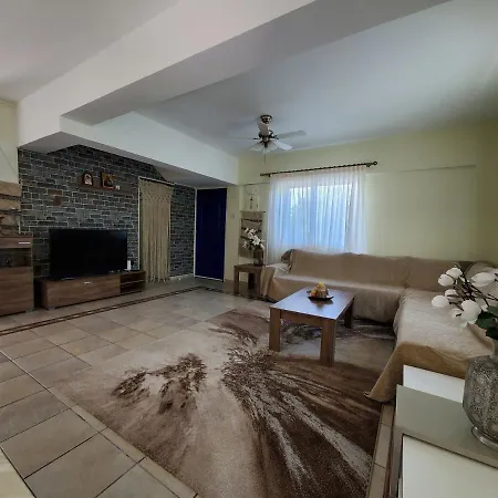 Charming 3-bed In With Heated Pool